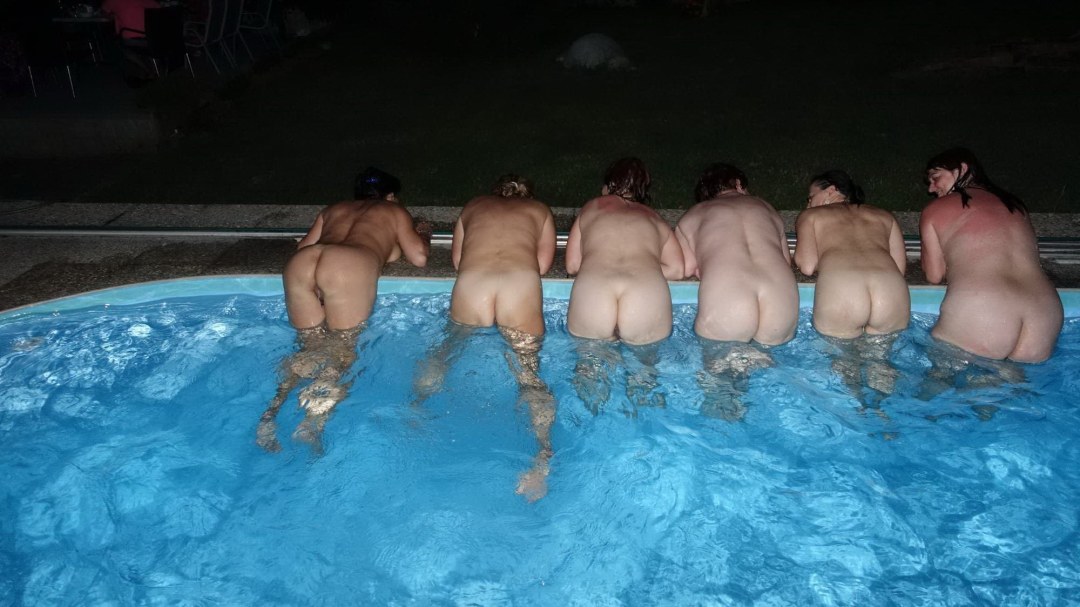 Fiesta desnuda en la piscina privada