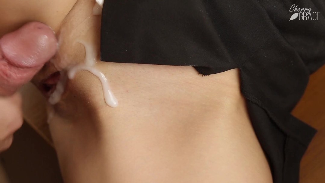 Cum en un pubis afeitado joven