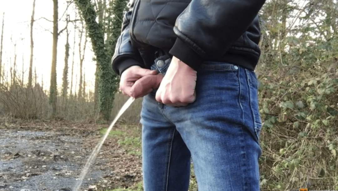 Orina masculina en la naturaleza