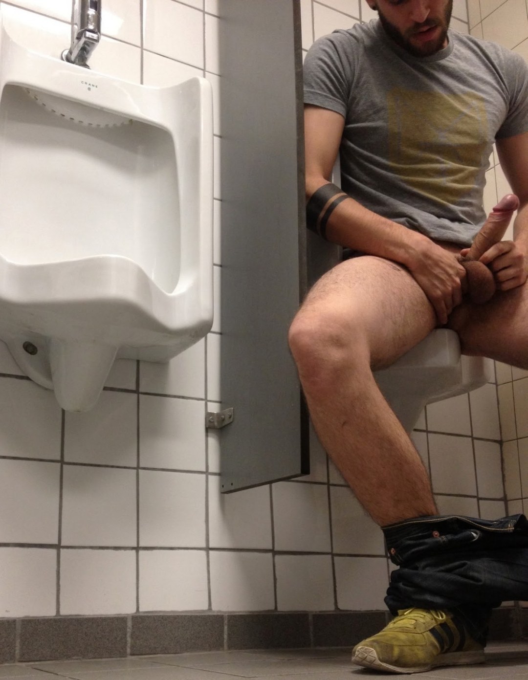 Chicos desnudos en el baño de hombres