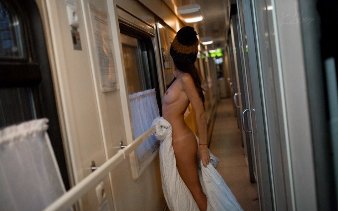 Chicas separadas en el tren