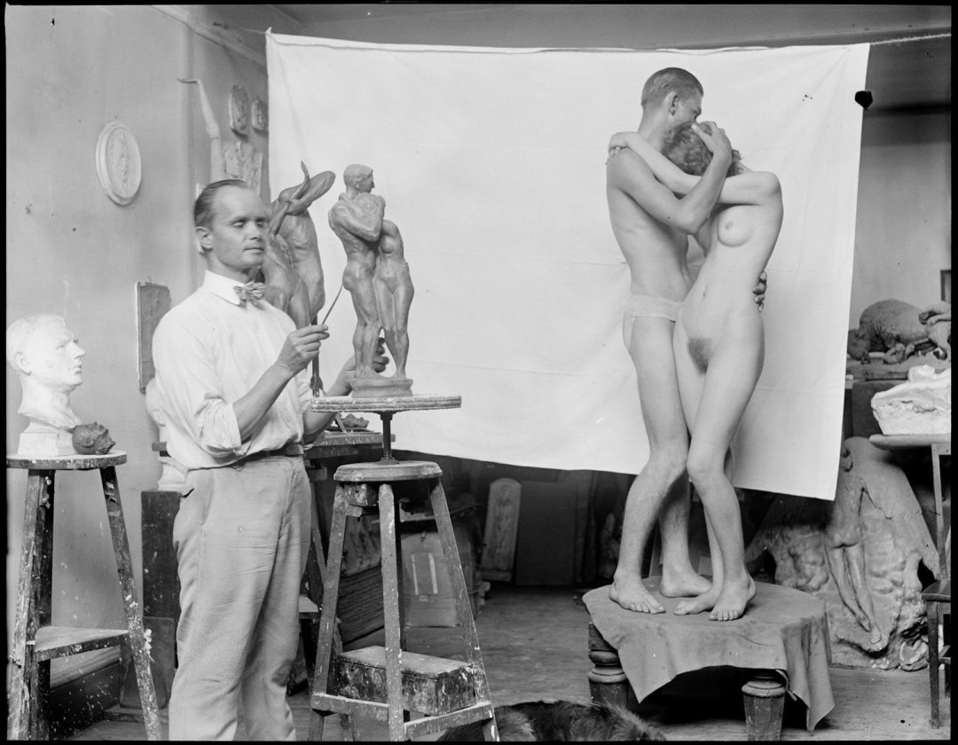 Modelo y artista desnudo