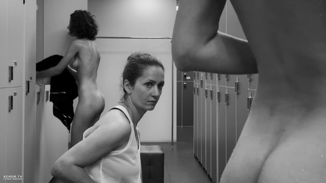 Desnudo en la película en el vestuario