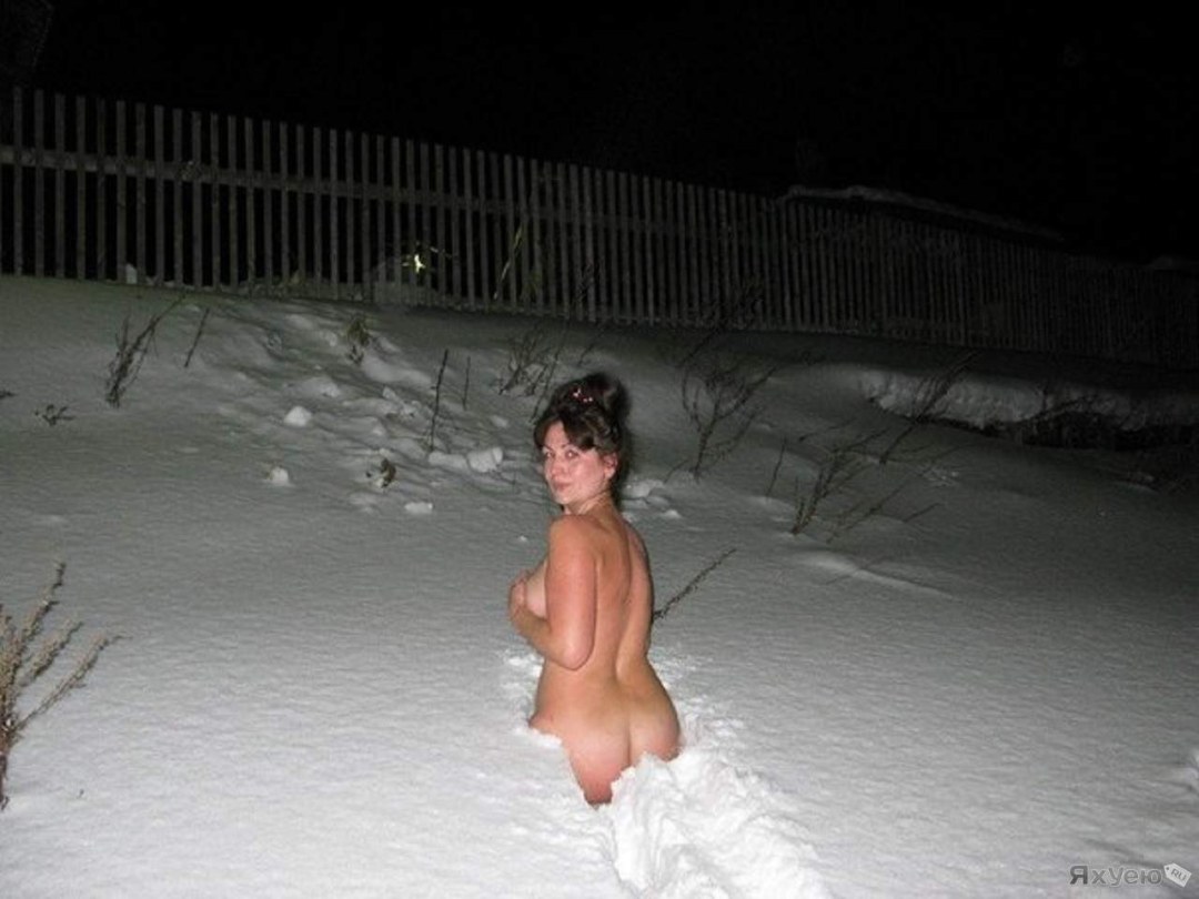 En la nieve desnuda después del baño