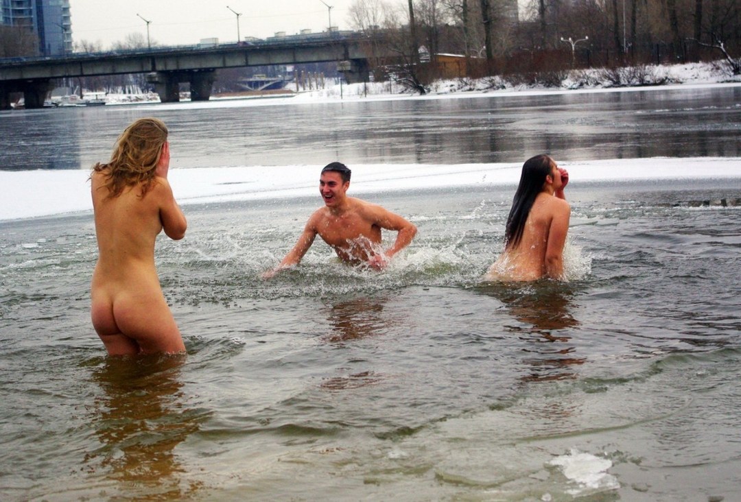 Las chicas se bañan en el hoyo desnudo