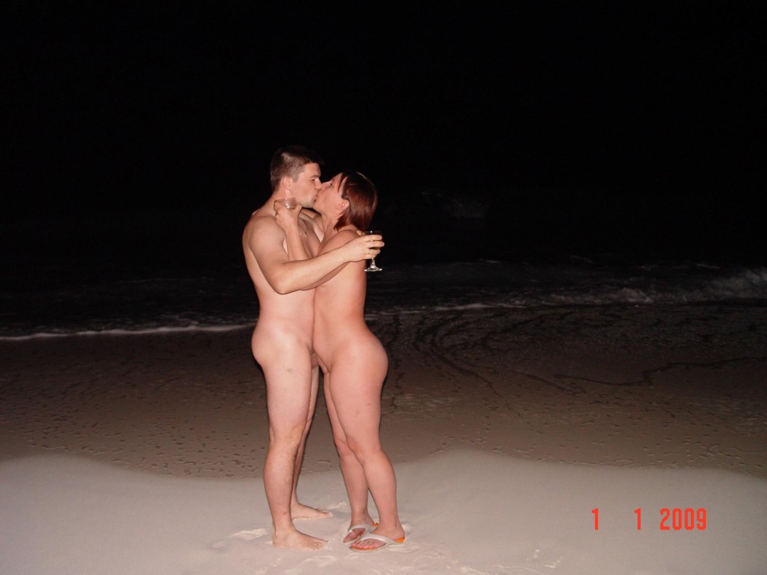 Night Beach está privada desnuda