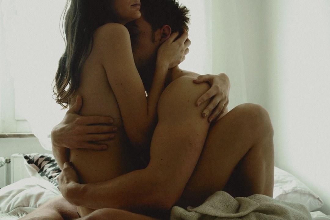 El chico abraza a una mujer desnuda
