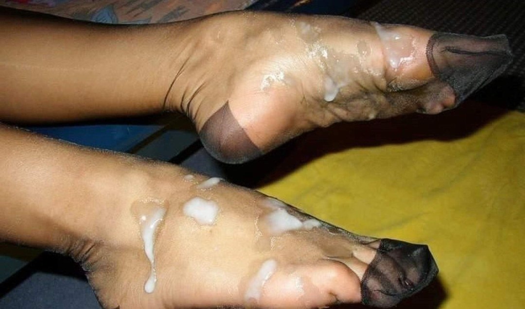Cum en las piernas femeninas en medias