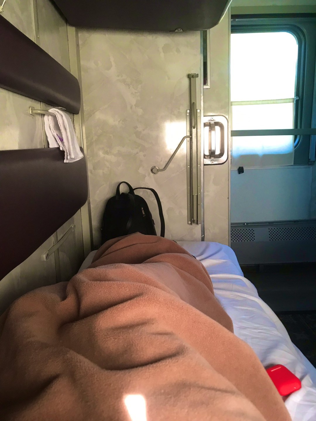 Piernas en el tren