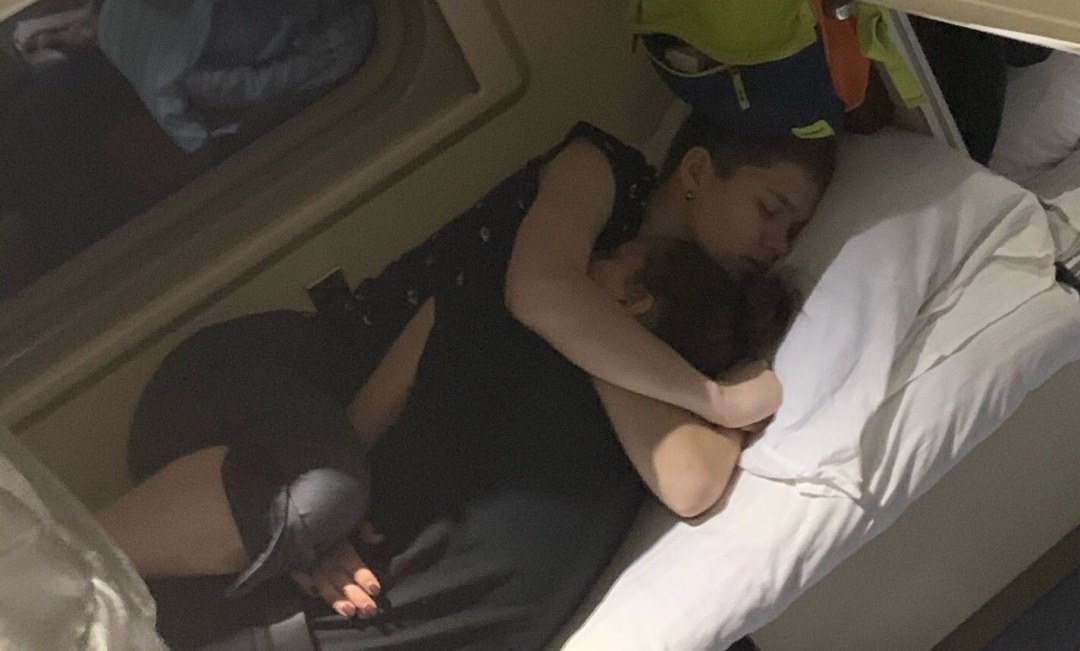 Follada durmiendo en el tren