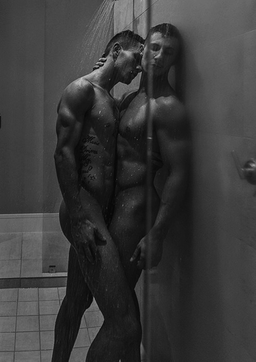 Chicos desnudos en el alma pública