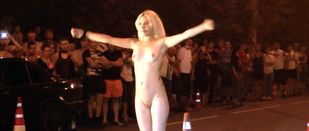 Las chicas se desnudan en el escenario