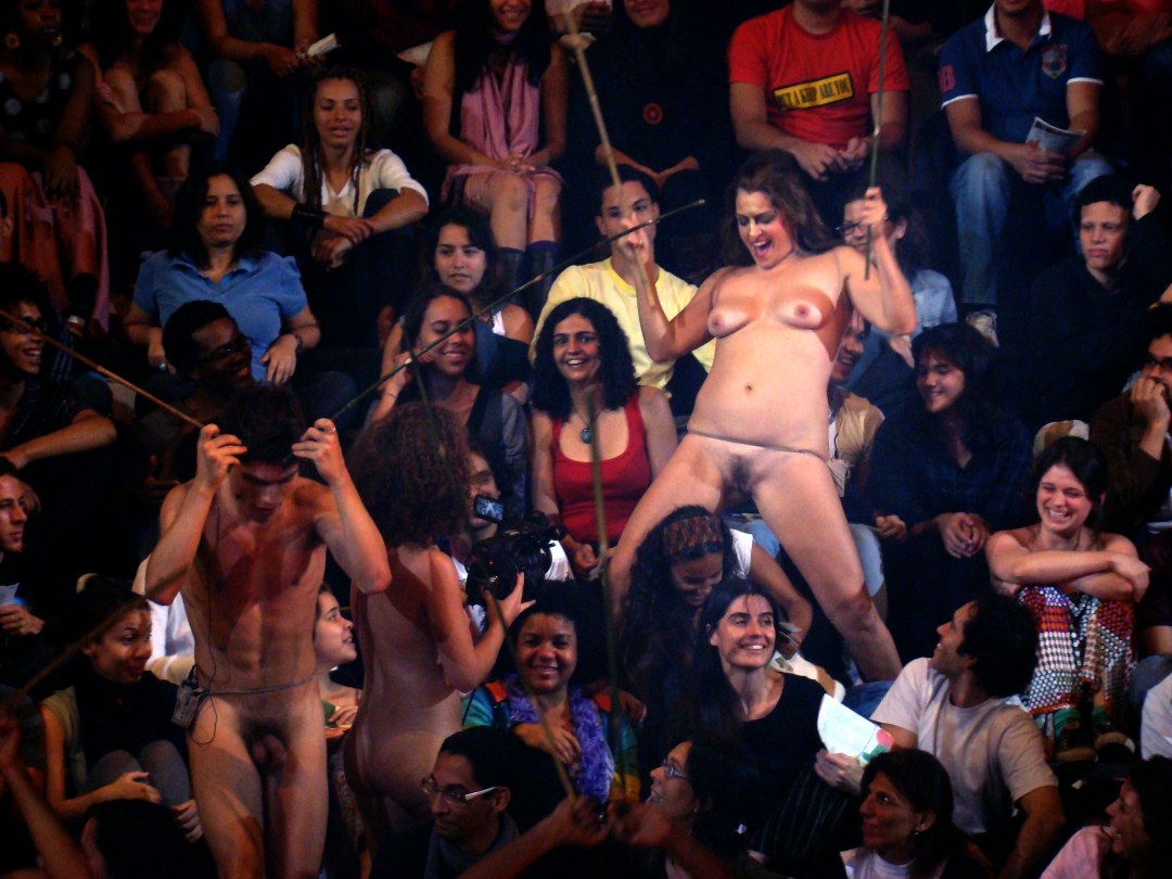 Chica desnuda en el teatro