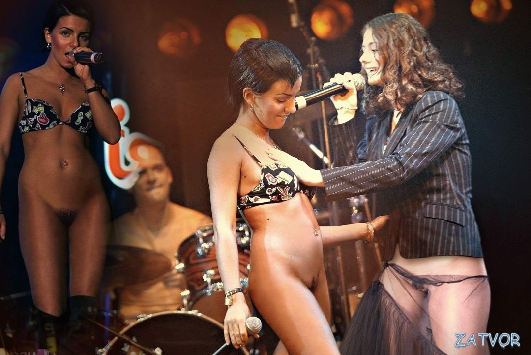 Las chicas se desnudan en el escenario