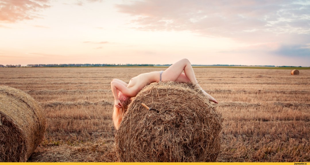 Sesión de fotos desnuda en el campo del heno