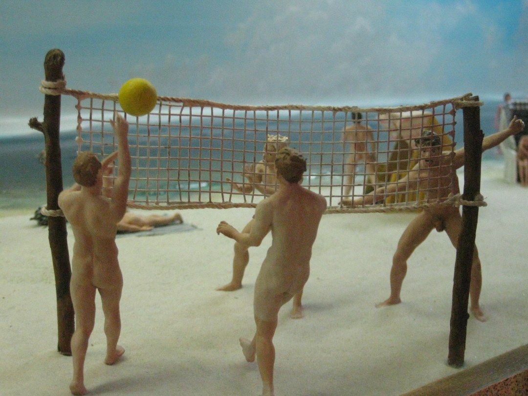 Jugadores de voleibol de chicos desnudos