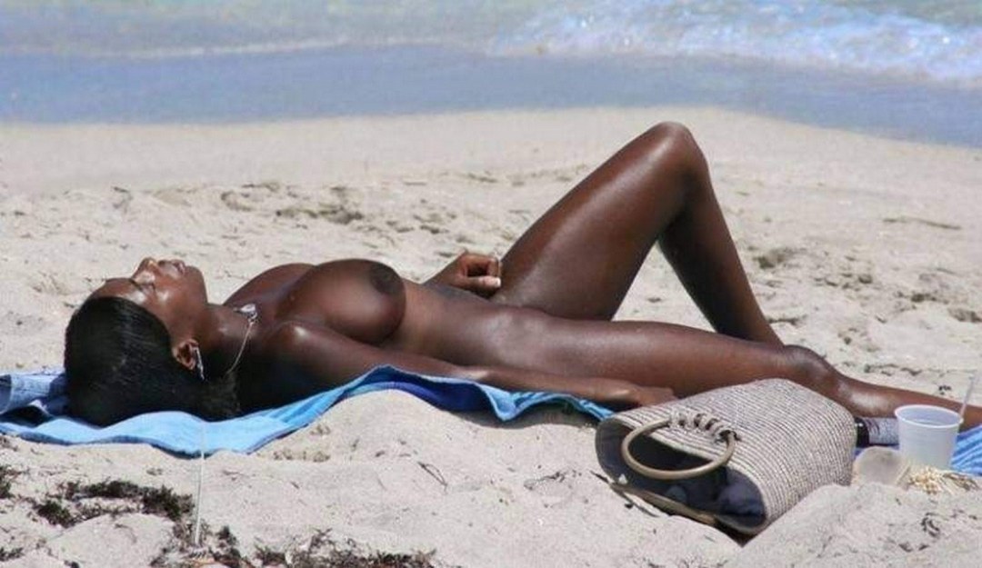Mujeres negras nudistas en la playa