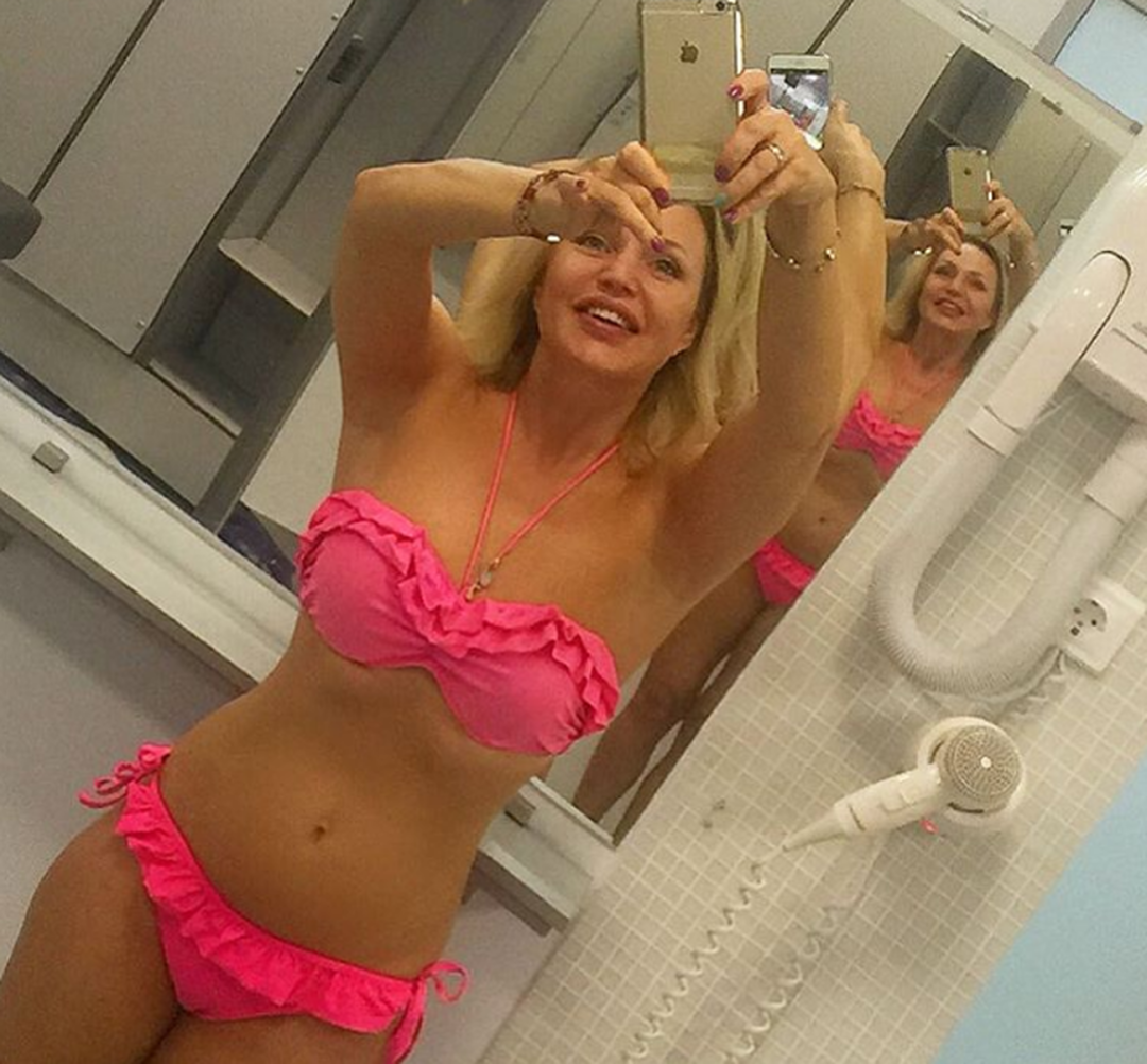Alla Dovlatova en traje de baño