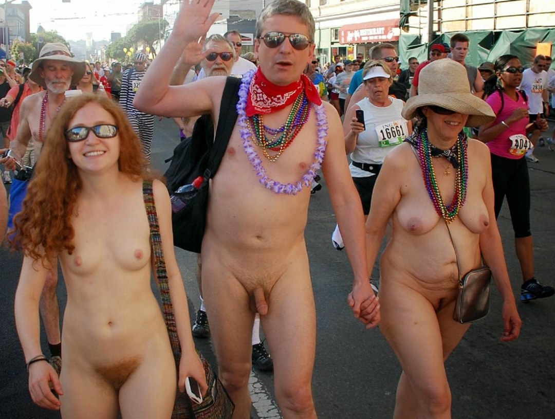 Desfile de hombres y mujeres desnudos