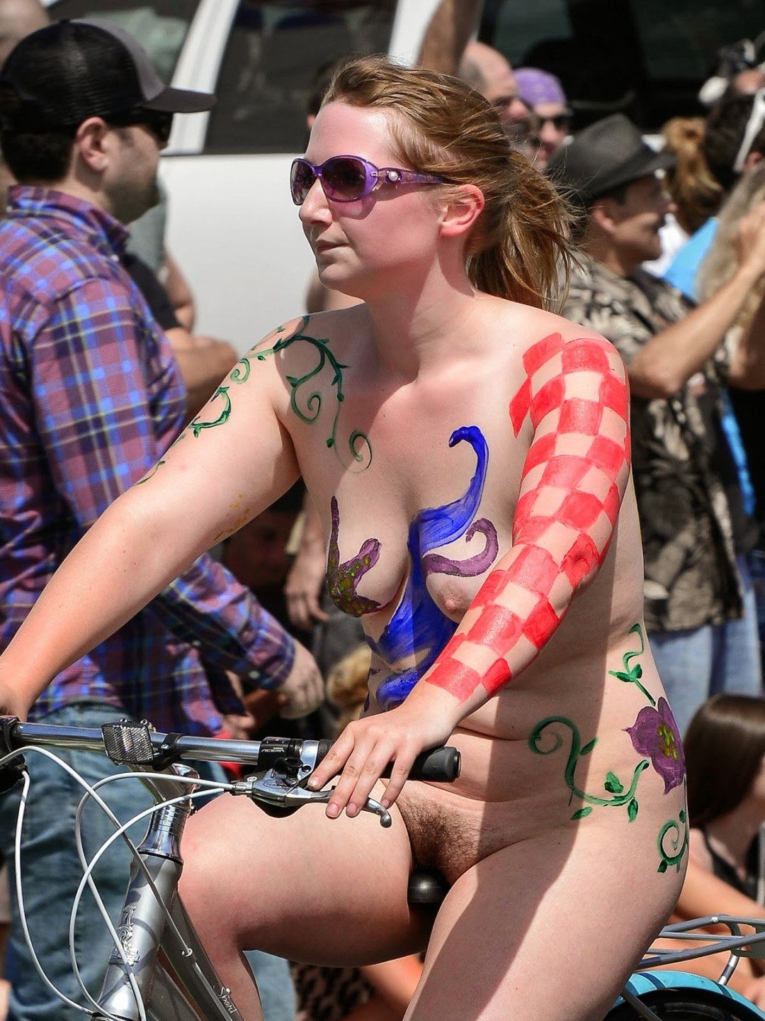 Desfile de mujeres hermosas desnudas