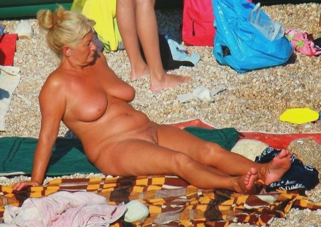 Ancianas en una playa nudic