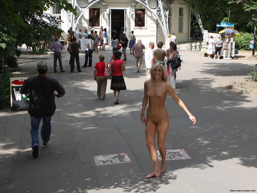 La gente desnuda camina por la calle