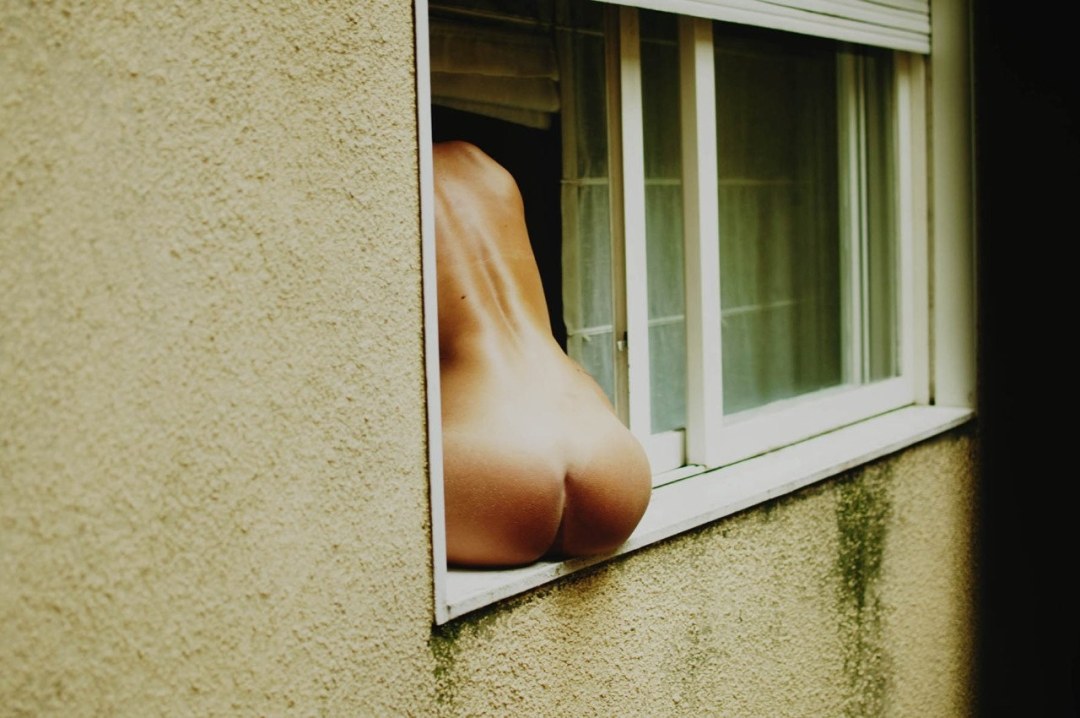 Mujeres desnudas en las ventanas de las casas