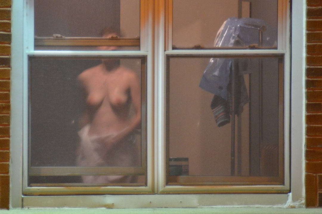 Mujer desnuda por la ventana