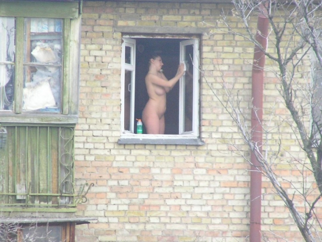 Mujeres desnudas de ventanas vecinas
