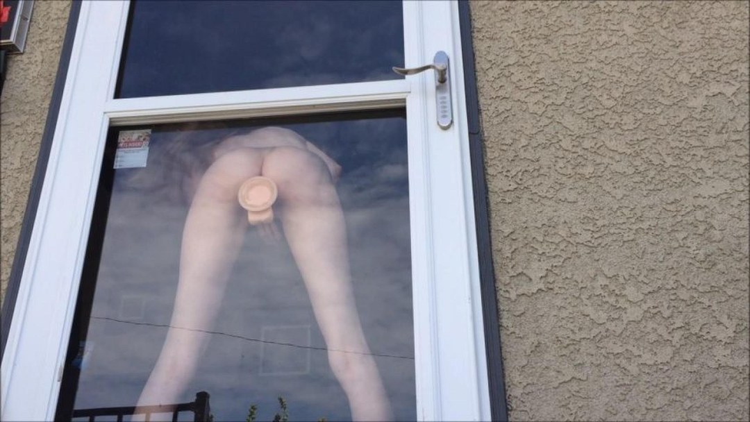Mirando en las ventanas joder