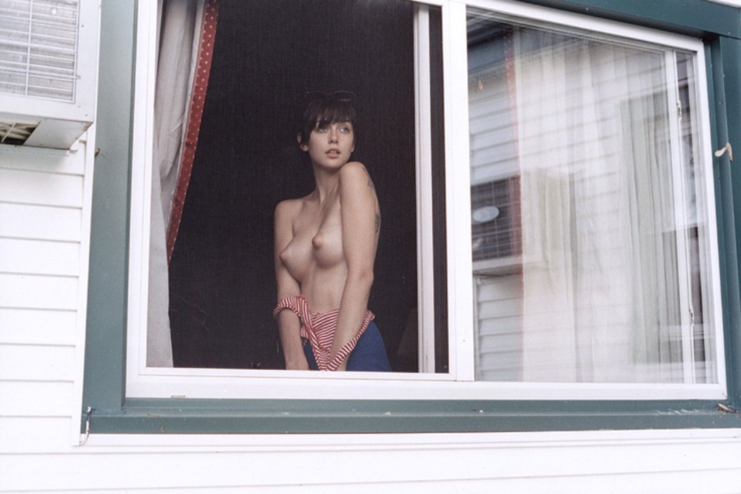 Las mujeres desnudas en la ventana están espiadas