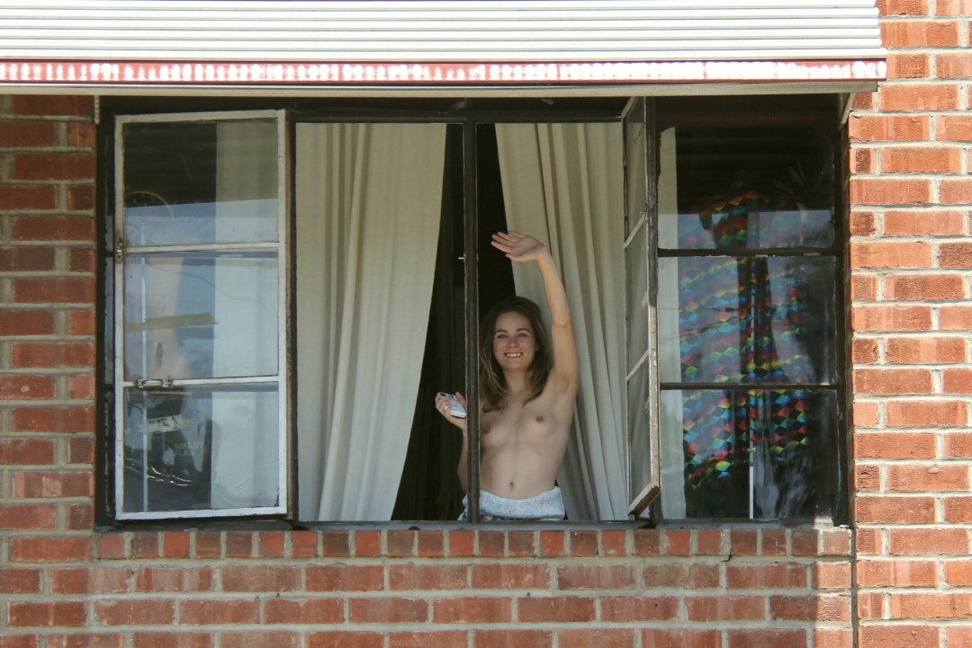 Tetas aleatorias en la ventana