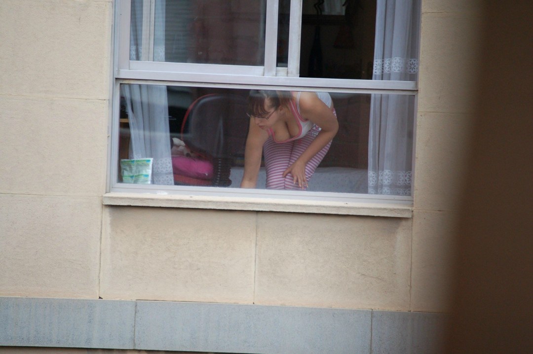 Desnudo en las ventanas de las casas vecinas