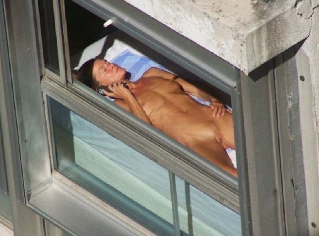 Mirando las ventanas detrás de la desnuda