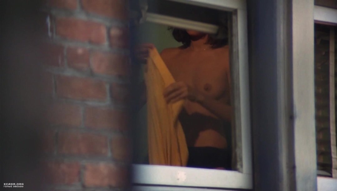 Mirando por la ventana detrás del vecino