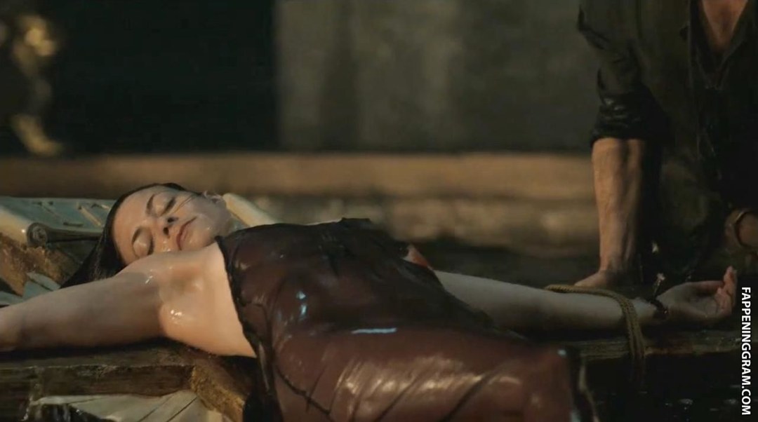 Lara Pulver desnuda en películas de GIFS