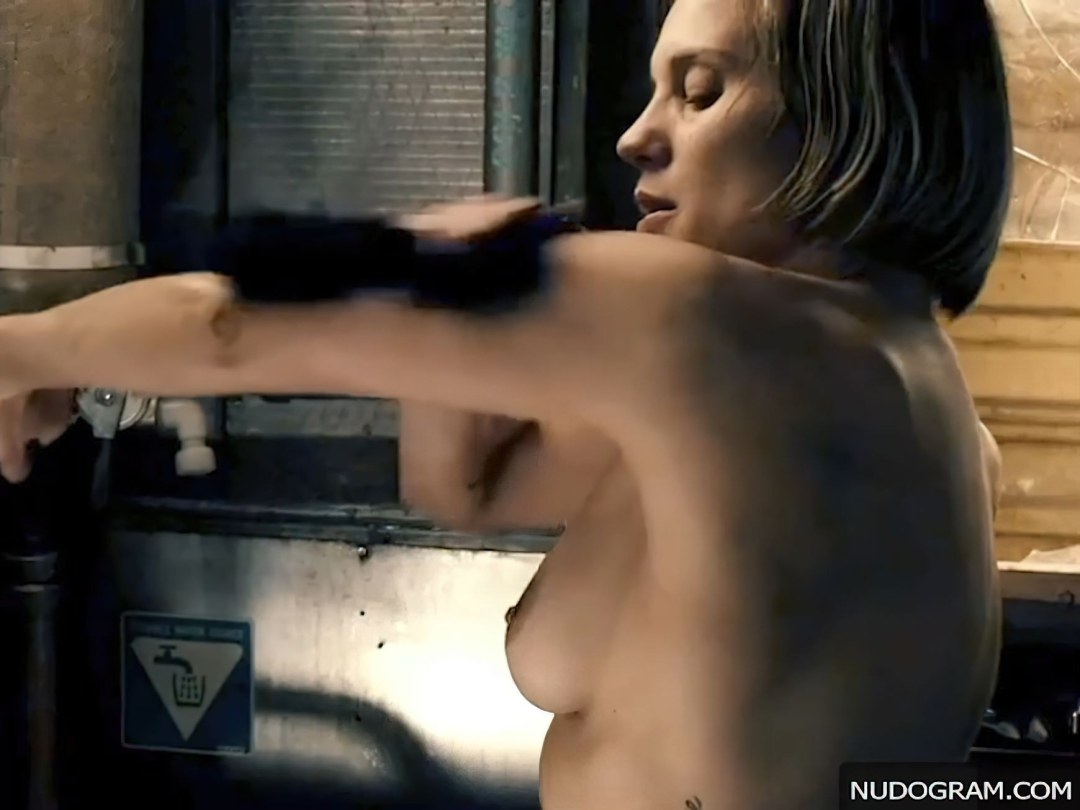 Katie Sakhoff Riddick en la ducha