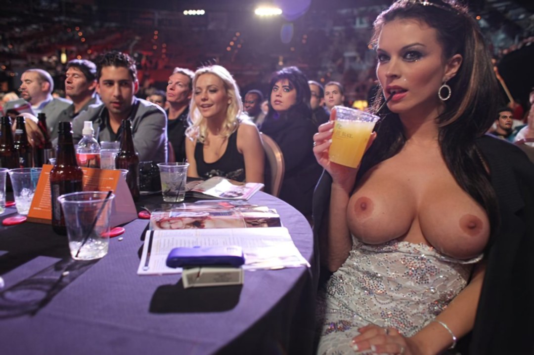 Grandes tetas en una fiesta