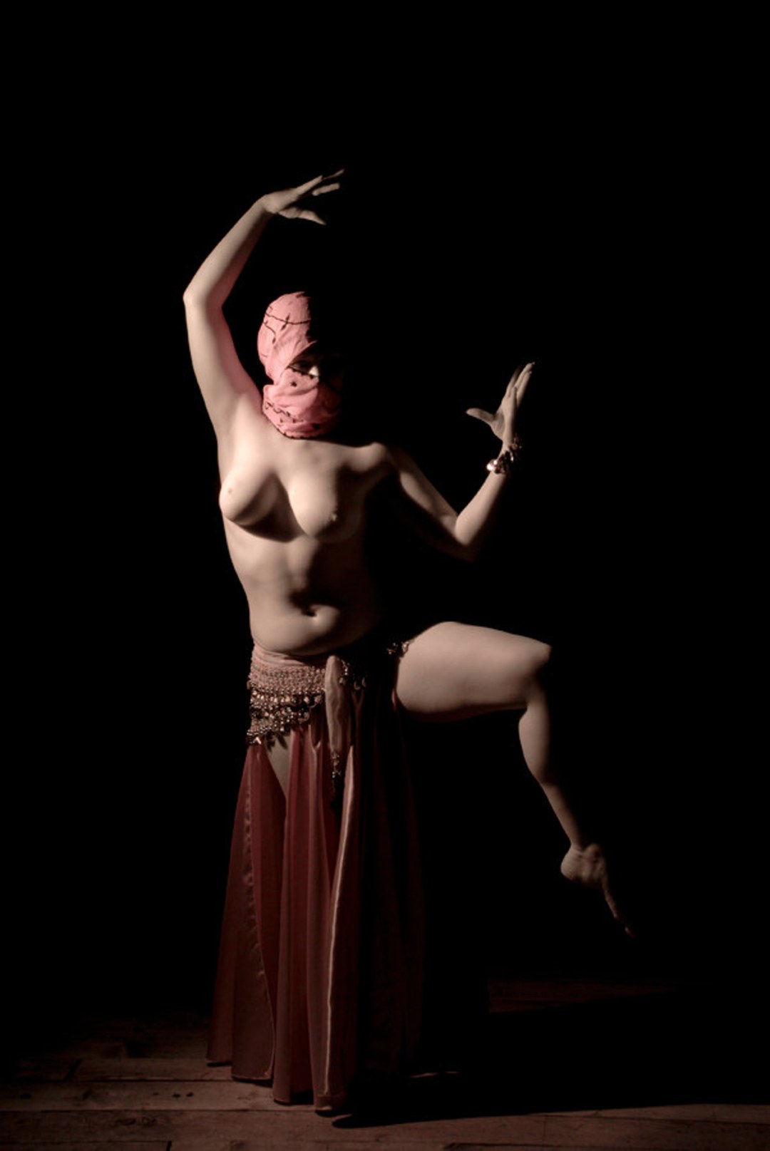 Bailarín oriental desnudo