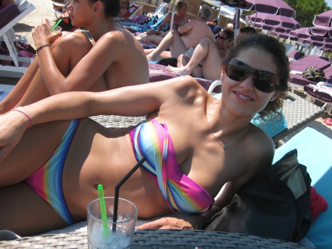 Jugador de voleibol Natalya Goncharova en traje de baño