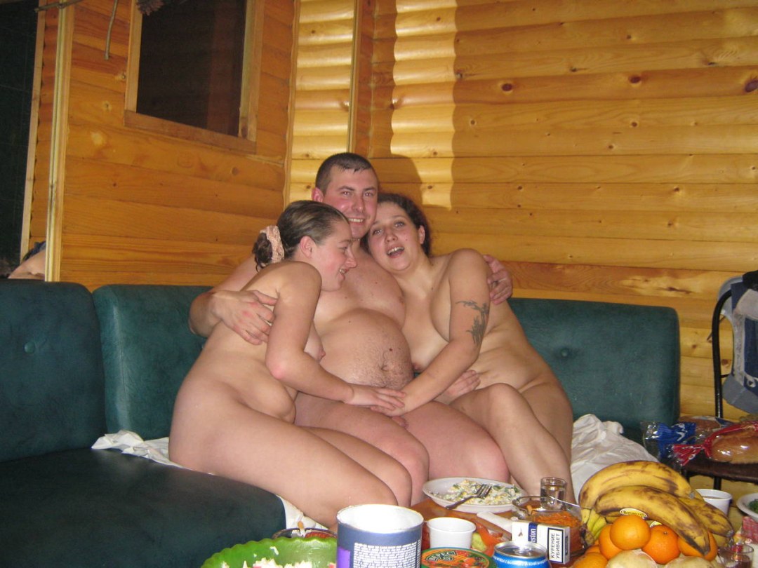 Parejas desnudas en la casa de baños