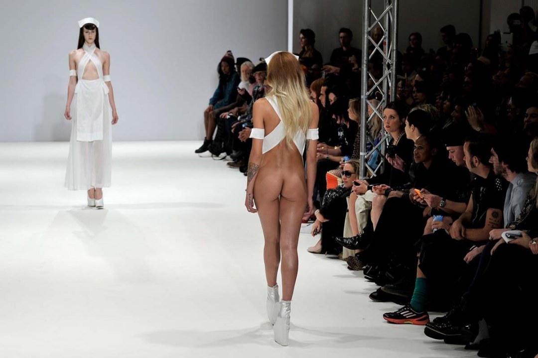 Modelos de moda desnudos en la pasarela