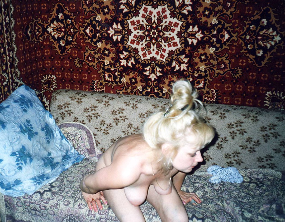 Grasa desnuda en el fondo de la alfombra