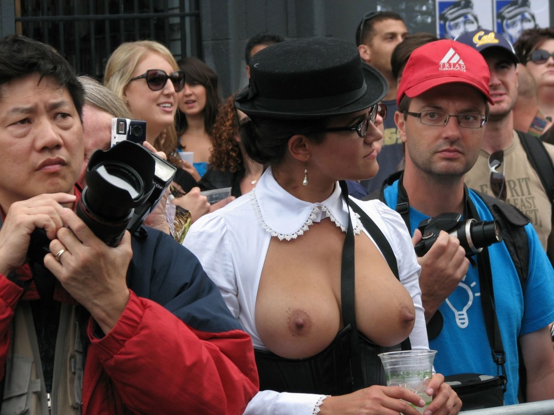 Enormes tetas en público