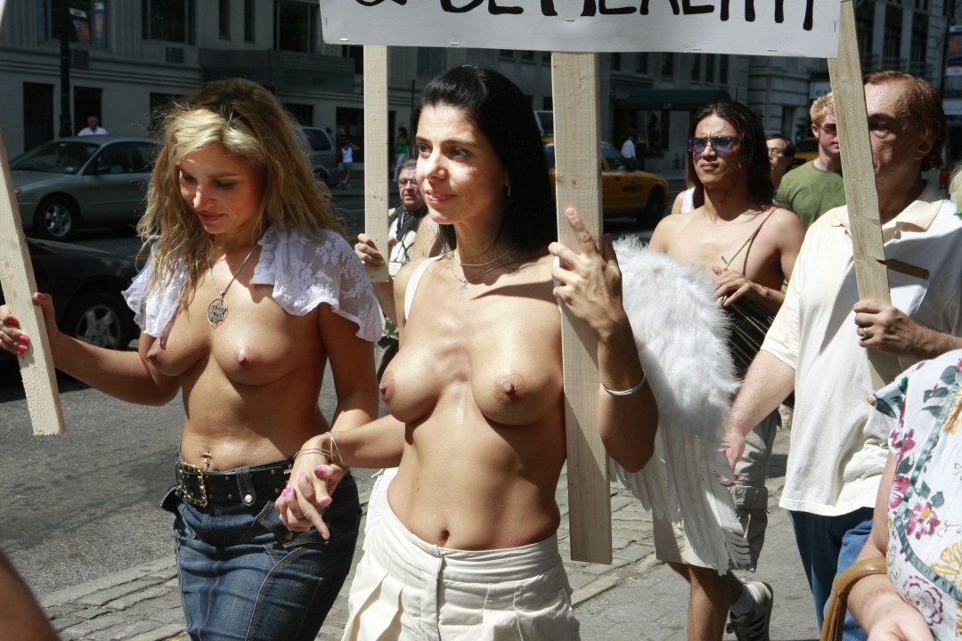 Las mujeres caminan con tetas desnudas