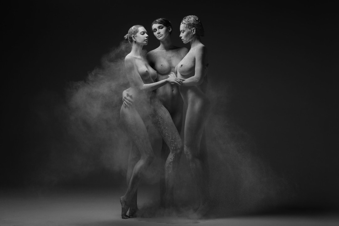 Niño y niña al estilo de desnudos
