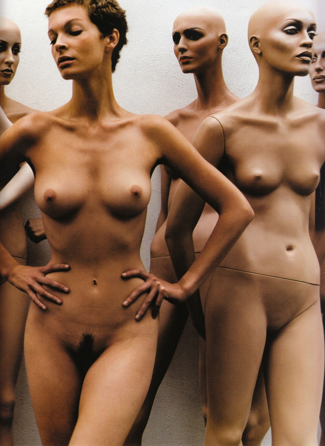 Los maniquíes realistas están desnudos