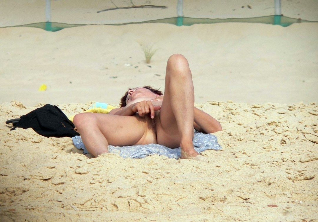 En la playa sin bragas historia