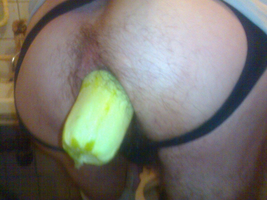 Chica con calabacín en un vaso