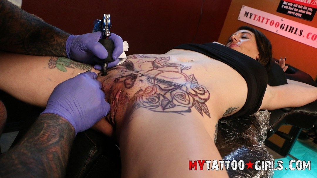 Tatuaje de vagina en el brazo